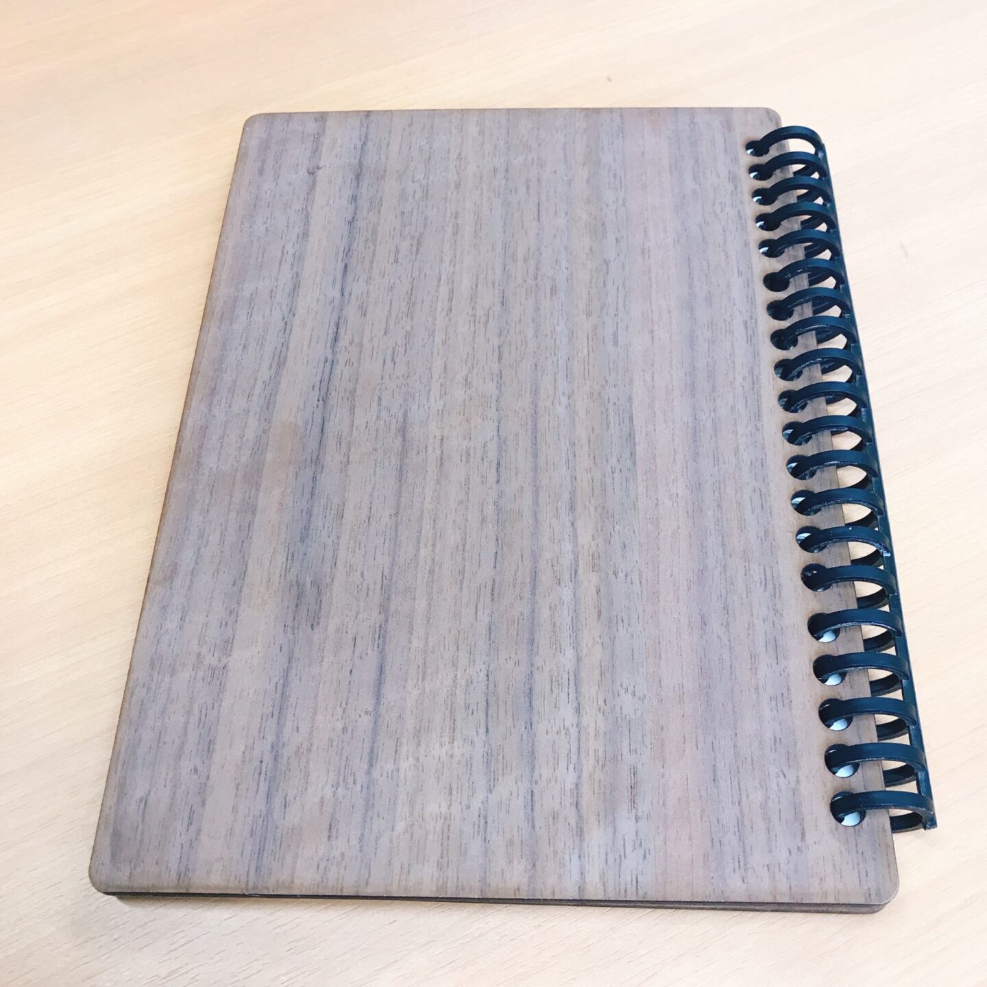 木の表紙のノート